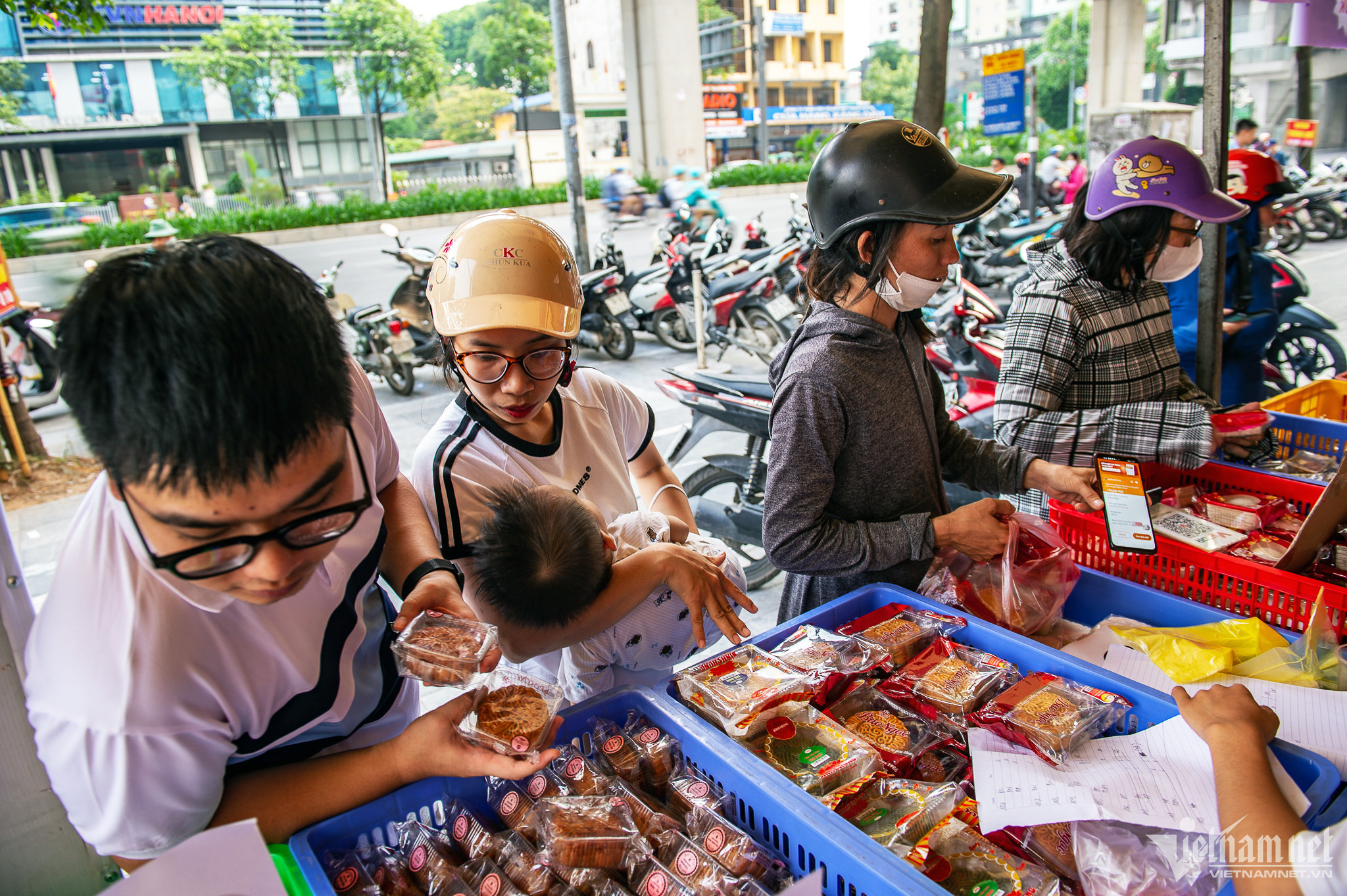 Hạ giá xuống 10.000 đồng, các ki-ốt bánh trung thu vỉa hè vẫn mòn mỏi đợi khách-4