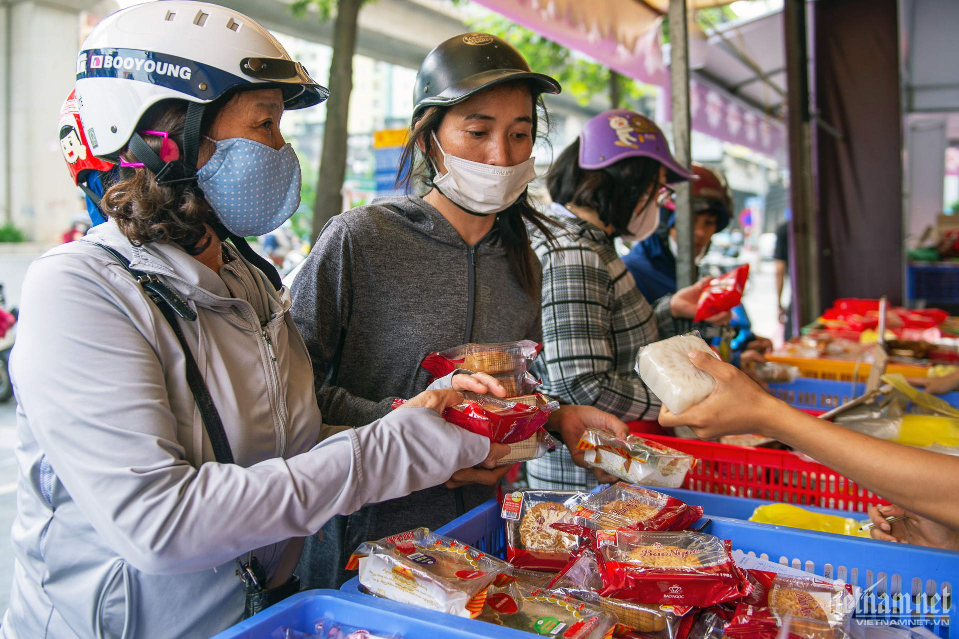 Hạ giá xuống 10.000 đồng, các ki-ốt bánh trung thu vỉa hè vẫn mòn mỏi đợi khách-5