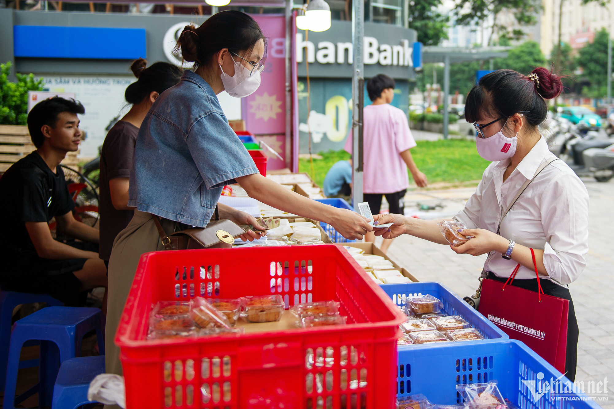 Hạ giá xuống 10.000 đồng, các ki-ốt bánh trung thu vỉa hè vẫn mòn mỏi đợi khách-6