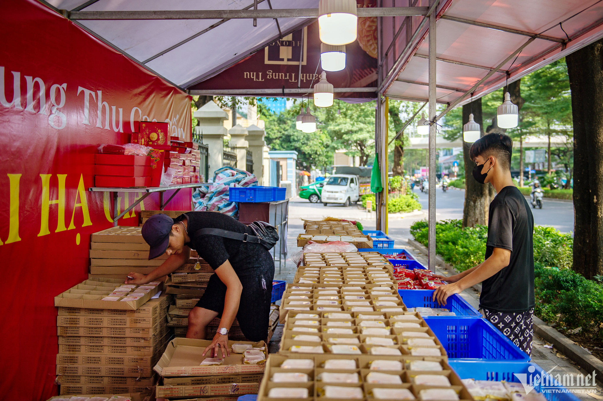 Hạ giá xuống 10.000 đồng, các ki-ốt bánh trung thu vỉa hè vẫn mòn mỏi đợi khách-7