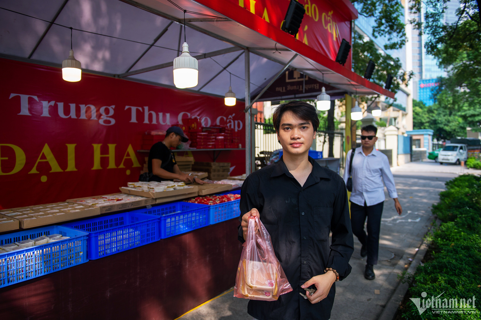 Hạ giá xuống 10.000 đồng, các ki-ốt bánh trung thu vỉa hè vẫn mòn mỏi đợi khách-9