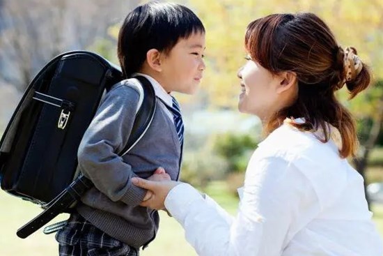 Tham gia lớp tiền tiểu học, cậu bé bị chê trách không tập trung và làm việc riêng, mẹ chỉ nói vài câu mà tình thế đảo ngược