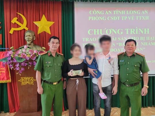 Vụ bé gái 3 tuổi bị bắt cóc ở Long An: Người cha xúc động cảm ơn công an-2