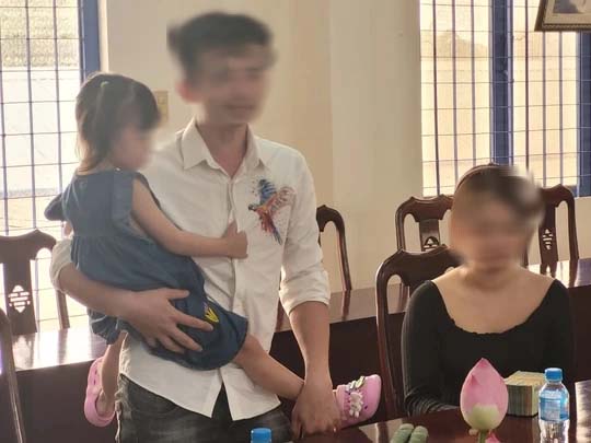 Vụ bé gái 3 tuổi bị bắt cóc ở Long An: Người cha xúc động cảm ơn công an-1