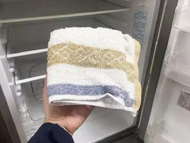 Đặt một chiếc khăn trong tủ lạnh, giải quyết mùi hôi trong tích tắc nhưng thật tiếc giờ tôi mới biết mẹo này-1