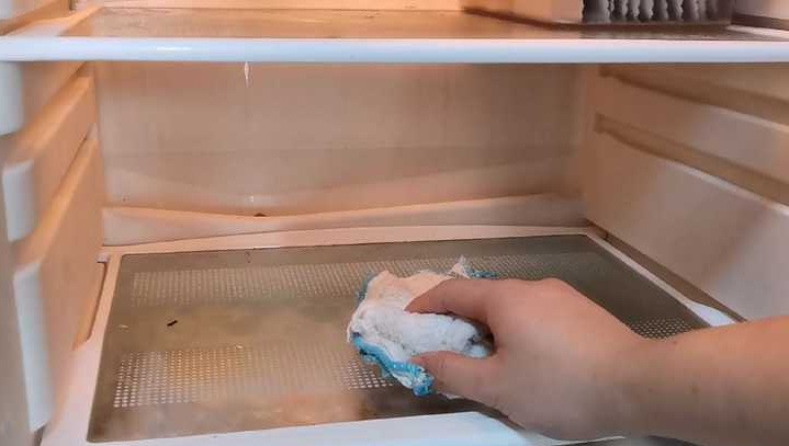 Đặt một chiếc khăn trong tủ lạnh, giải quyết mùi hôi trong tích tắc nhưng thật tiếc giờ tôi mới biết mẹo này-2