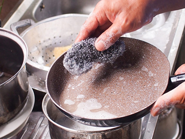 Kiểu rửa nồi, chảo chống dính vừa khiến vật dụng nhanh hỏng, vừa hại tới sức khỏe: Rất nhiều gia đình đang làm!-2