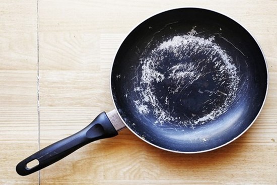Kiểu rửa nồi, chảo chống dính vừa khiến vật dụng nhanh hỏng, vừa hại tới sức khỏe: Rất nhiều gia đình đang làm!