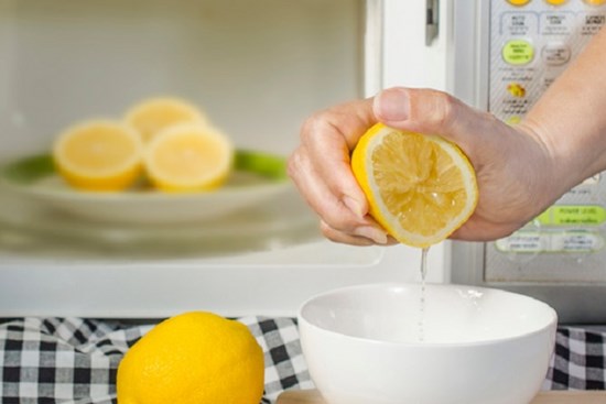 Cách vắt chanh được nhiều nước nhất