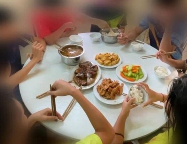 Chàng trai nấu lại mâm cơm 800k với giá chưa bằng một nửa: 4 người ăn no nhưng 8 người chắc vẫn thiếu-1