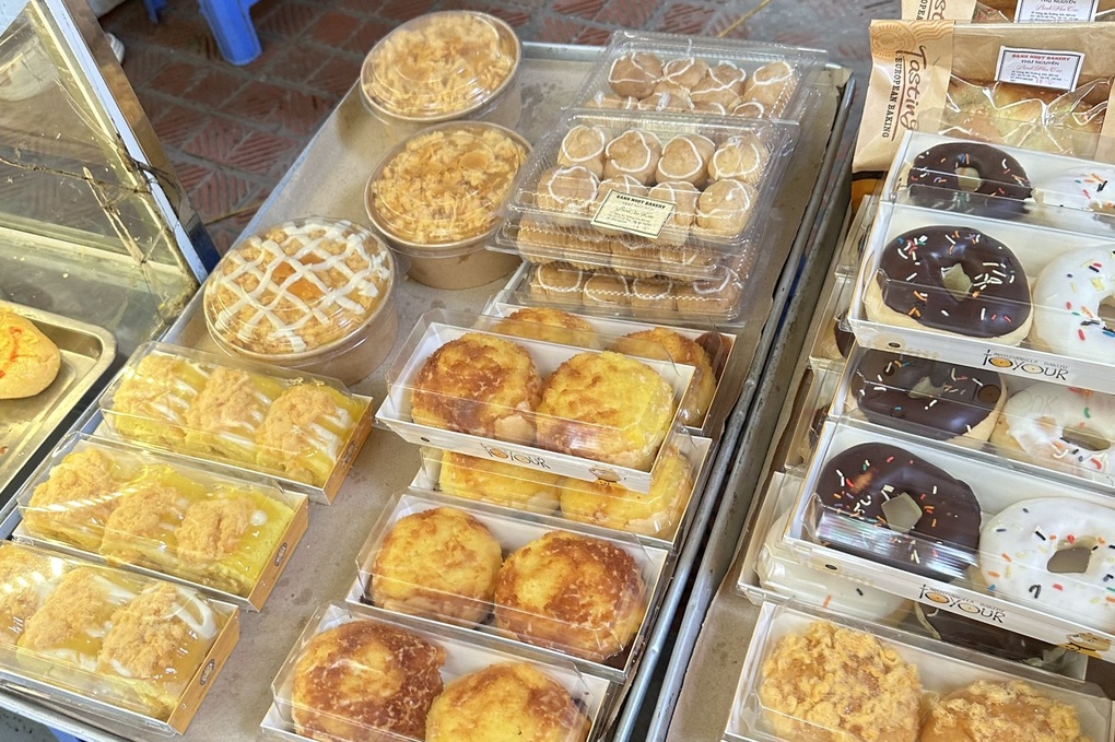 Bánh su kem không tem mác, không rõ hạn sử dụng được bán tràn lan-1