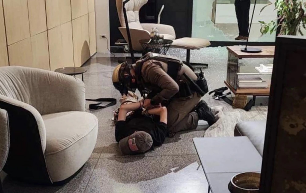 Video nhân chứng ghi lại vụ xả súng ở TTTM Thái Lan: Những tiếng la hét thất thanh cất lên chỉ sau vài giây-1