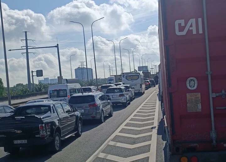 Xe container bốc cháy, cao tốc Long Thành - Dầu Giây ùn tắc kéo dài-2
