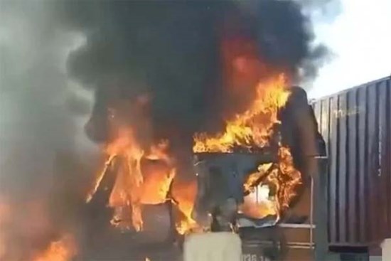 Xe container bốc cháy, cao tốc Long Thành - Dầu Giây ùn tắc kéo dài