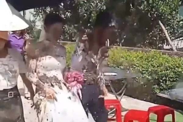 Thông tin bất ngờ vụ cô dâu, chú rể bị tạt chất bẩn trong đám cưới-1