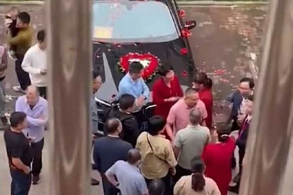 Đi đón dâu nhầm khiến nhà người ta đốt hết pháo cưới, chú rể phải bồi thường-1