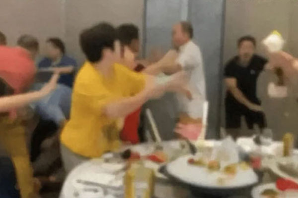 Cô dâu vừa xuống xe hoa, người cô bên đàng trai làm hành động khiến cư dân mạng phẫn nộ: Muốn con dâu phải phục vụ nhà chồng cả đời?-5