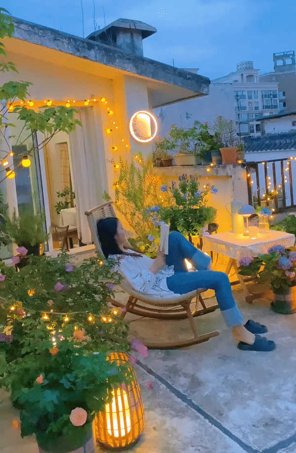 Đi thuê nhà, cô gái cải tạo sân thượng cũ thành vườn chill lãng mạn-3