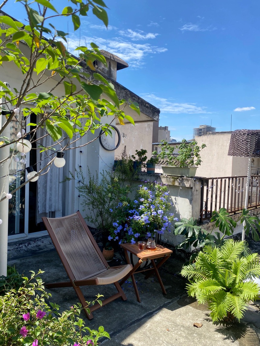 Đi thuê nhà, cô gái cải tạo sân thượng cũ thành vườn chill lãng mạn-4