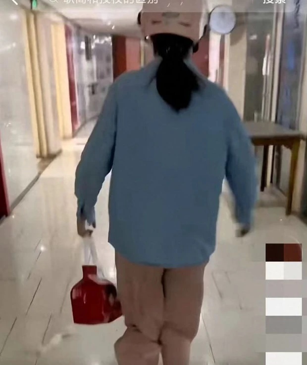 Bà mẹ shipper dắt con gái 15 tuổi đi làm cùng vì quá khó khăn: Không ai cảm động mà bất ngờ bị chỉ trích-1