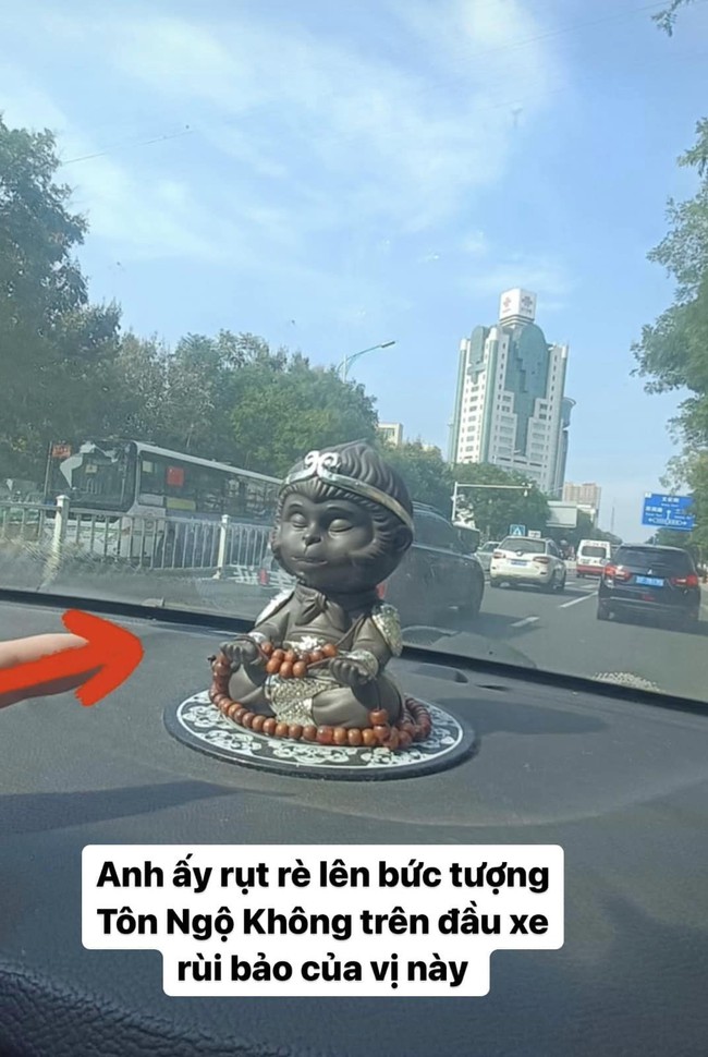 Chất vấn bạn trai vì vật thể lạ trong ô tô, cô gái nhận được câu trả lời tự vả-3