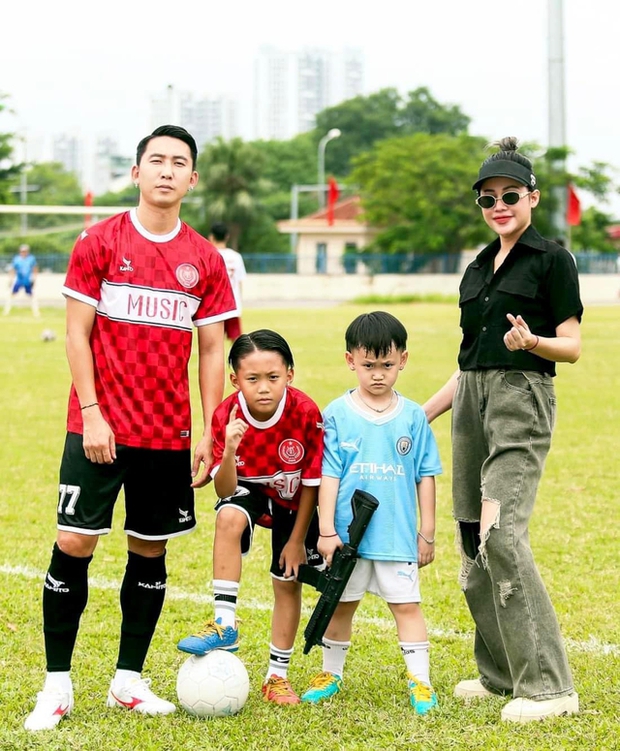 Tiền vệ có gu thời trang đẹp nhất Việt Nam kỷ niệm 10 năm ngày cưới với vợ ca sĩ, gửi gắm điều đặc biệt-1