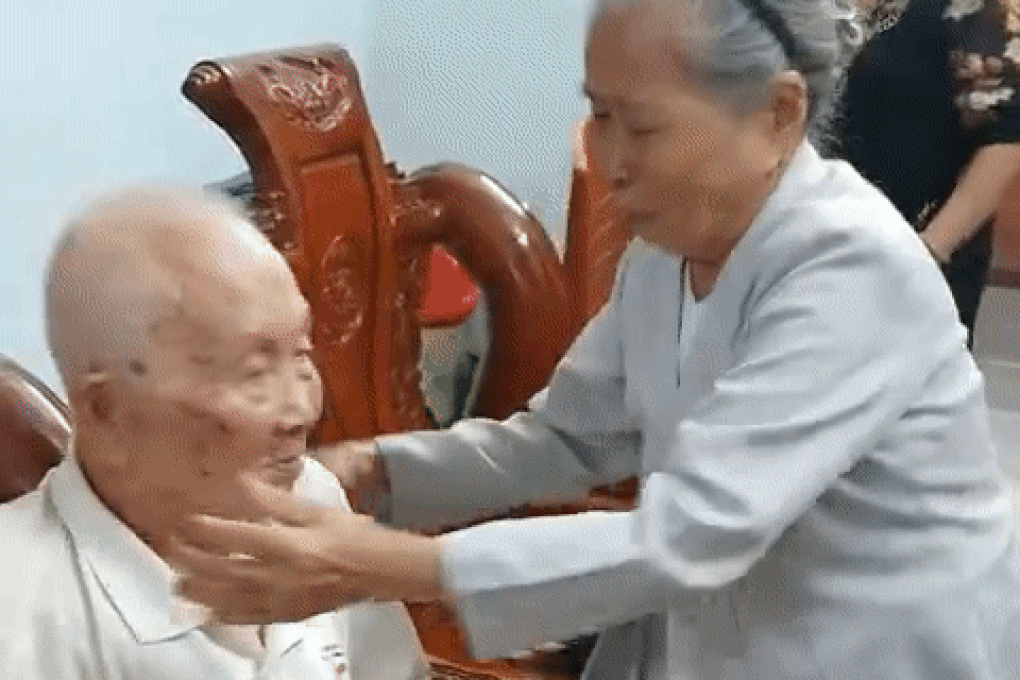 Khoảnh khắc em gái 88 tuổi bịn rịn chia tay anh 101 tuổi gây sốt-1