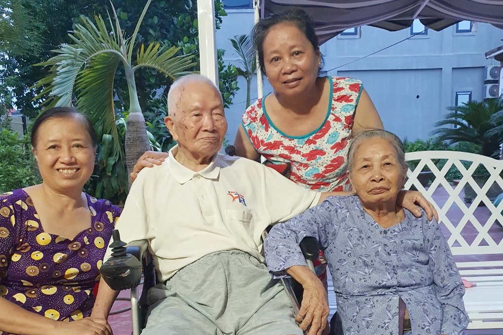 Khoảnh khắc em gái 88 tuổi bịn rịn chia tay anh 101 tuổi gây sốt-3