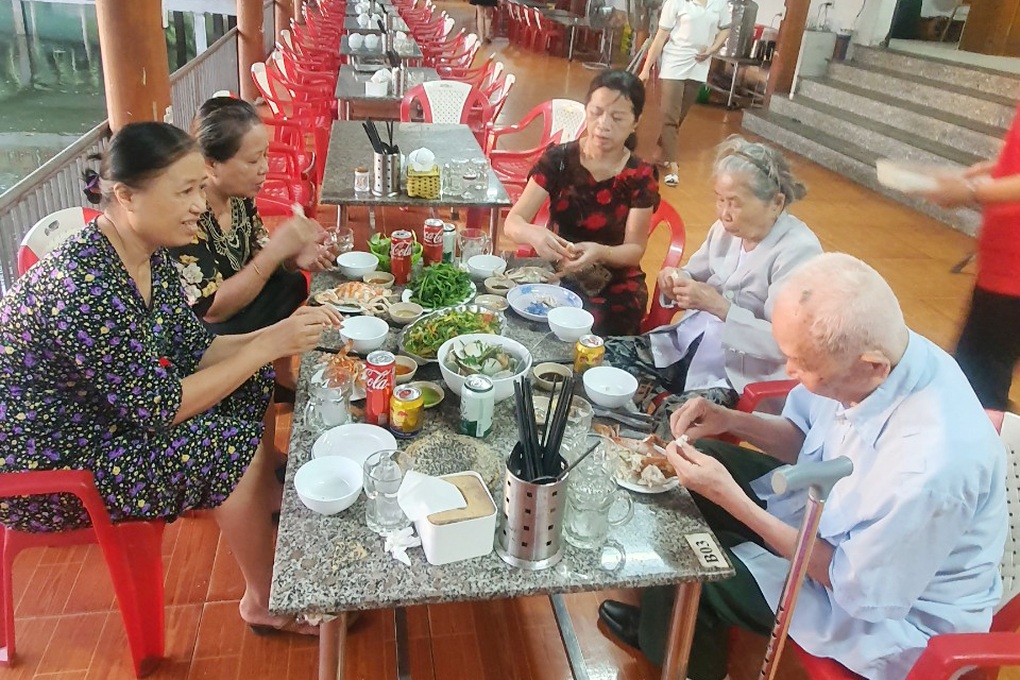 Khoảnh khắc em gái 88 tuổi bịn rịn chia tay anh 101 tuổi gây sốt-4