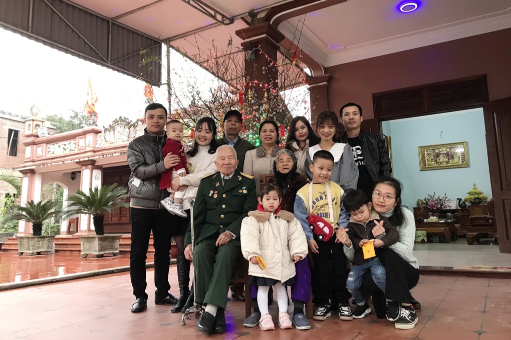 Khoảnh khắc em gái 88 tuổi bịn rịn chia tay anh 101 tuổi gây sốt-5