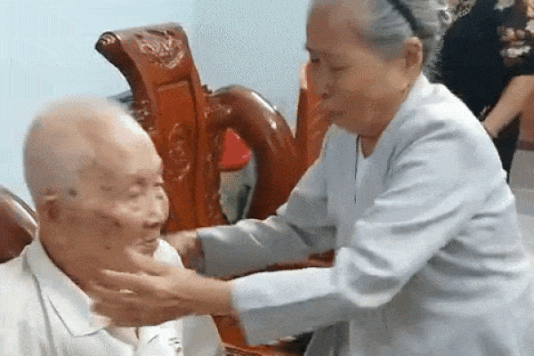 Khoảnh khắc em gái 88 tuổi bịn rịn chia tay anh 101 tuổi gây sốt