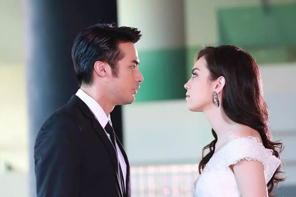 Ngày cưới, đang trao nhẫn cho cô dâu thì người yêu cũ vác bụng bầu lùm lùm đến: Em sắp đẻ rồi!-2