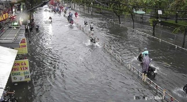 Mưa lớn giờ tan tầm, người dân TPHCM chật vật lội nước về nhà-1