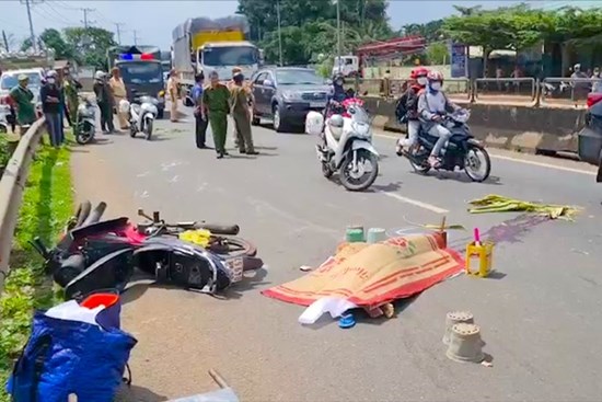 Người đàn ông đi xe máy bị xe khách cán qua người tử vong