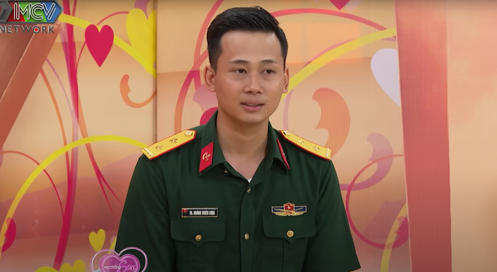 Anh bộ đội có gu ăn mặc lạ, đi hẹn hò dẫn theo vệ sĩ” khiến bạn gái đứng hình-2