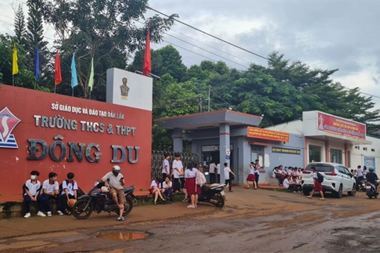 Trường xin lỗi sau ồn ào soát cặp, người của hơn 2.000 học sinh