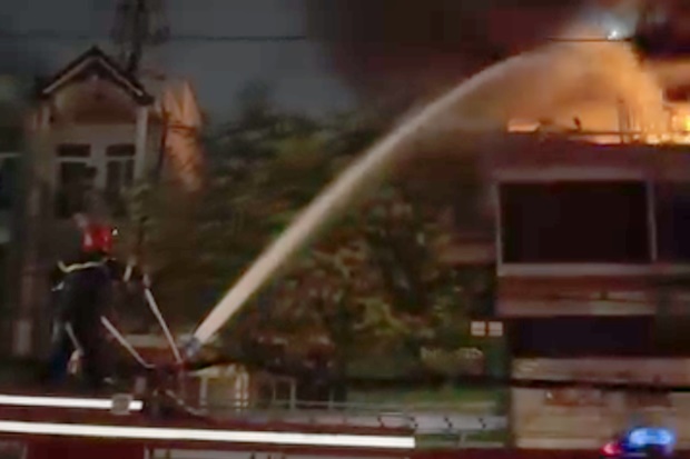 Lửa đỏ rực bao trùm căn nhà ở TPHCM, nhiều tiếng nổ lớn-4