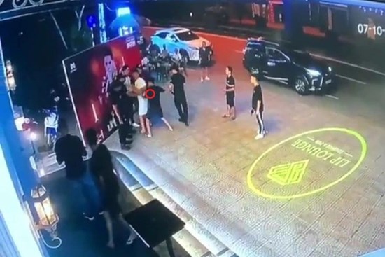 CLIP: Nam thanh niên đang đứng chụp ảnh trước quán bia, bất ngờ bị đâm tử vong