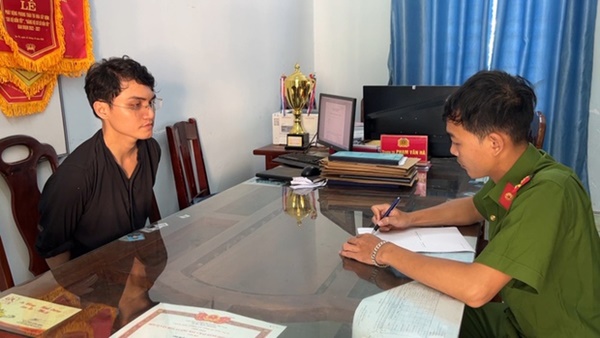 CLIP: Công an thu giữ khẩu súng 2 nghi phạm bắn nữ lao công-1