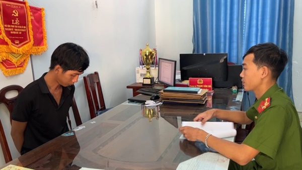 CLIP: Công an thu giữ khẩu súng 2 nghi phạm bắn nữ lao công-2