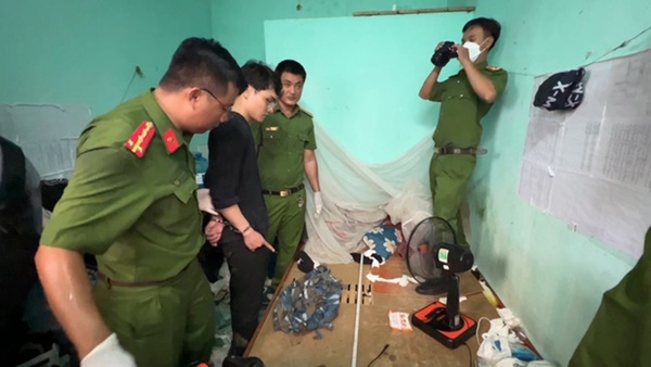 CLIP: Công an thu giữ khẩu súng 2 nghi phạm bắn nữ lao công-3