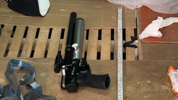 CLIP: Công an thu giữ khẩu súng 2 nghi phạm bắn nữ lao công-4