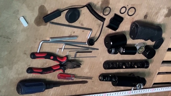 CLIP: Công an thu giữ khẩu súng 2 nghi phạm bắn nữ lao công-6