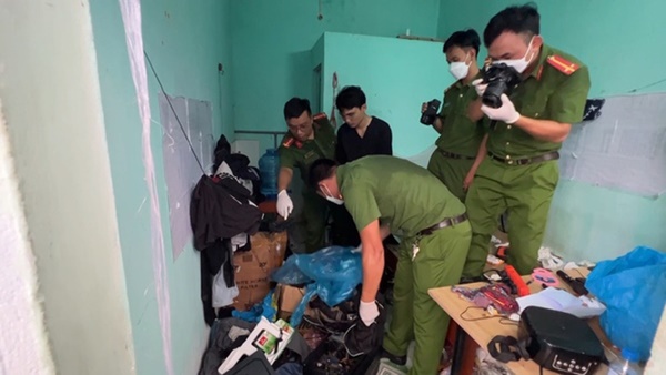 CLIP: Công an thu giữ khẩu súng 2 nghi phạm bắn nữ lao công-7