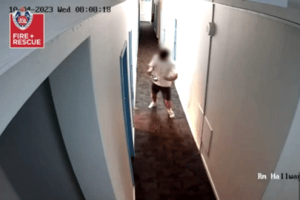 Giải cứu hai mẹ con mắc kẹt trong căn chung cư bốc cháy ngùn ngụt-1