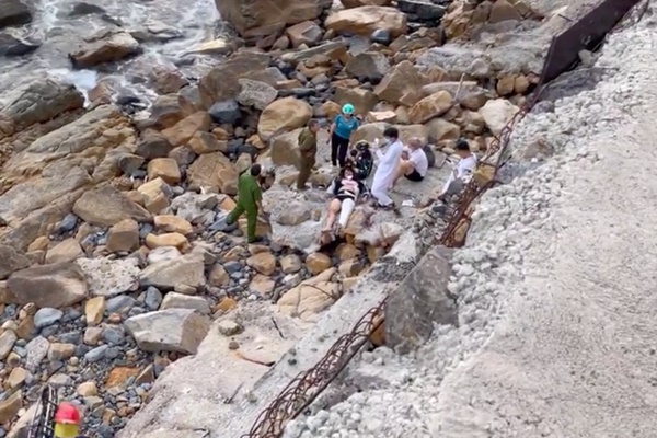 Cô gái rơi xuống vực sâu ở Nha Trang khi đang chụp ảnh, bạn trai hô hoán cầu cứu-1