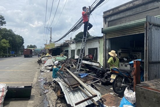 Container tông 6 ki ốt ở TPHCM, nhiều người hoảng loạn tìm lối thoát