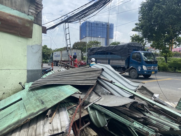 Container tông 6 ki ốt ở TPHCM, nhiều người hoảng loạn tìm lối thoát-1