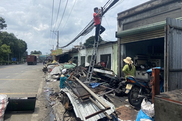 Container tông 6 ki ốt ở TPHCM, nhiều người hoảng loạn tìm lối thoát-2