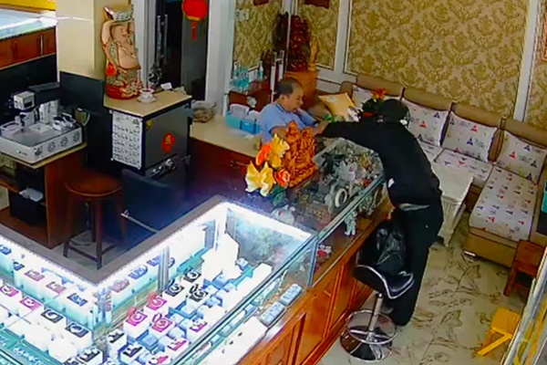 Nghi phạm cướp tiệm vàng ở Trà Vinh nợ nhiều, từng là trưởng phòng-1